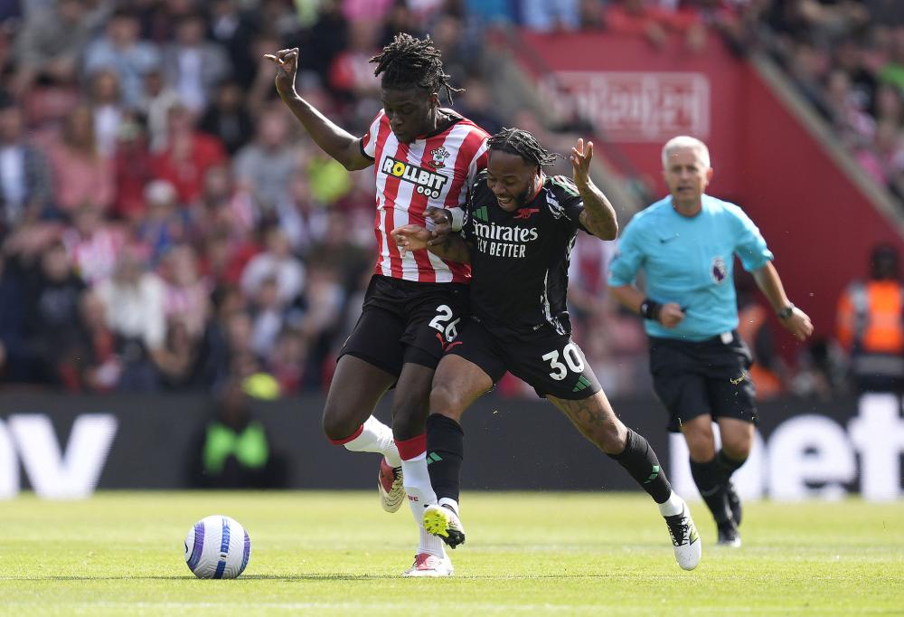 快问快答：C罗倒钩进球。